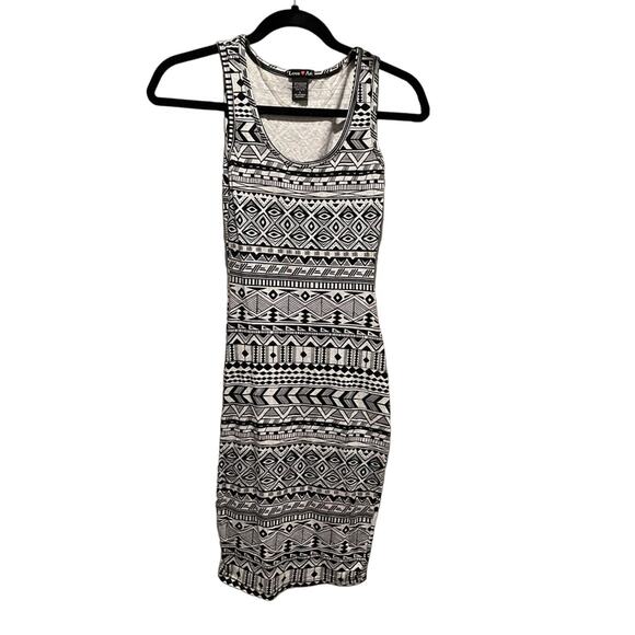 Love Ari Bodycon Patterned Dress - Size Small - Picture 2 of 5